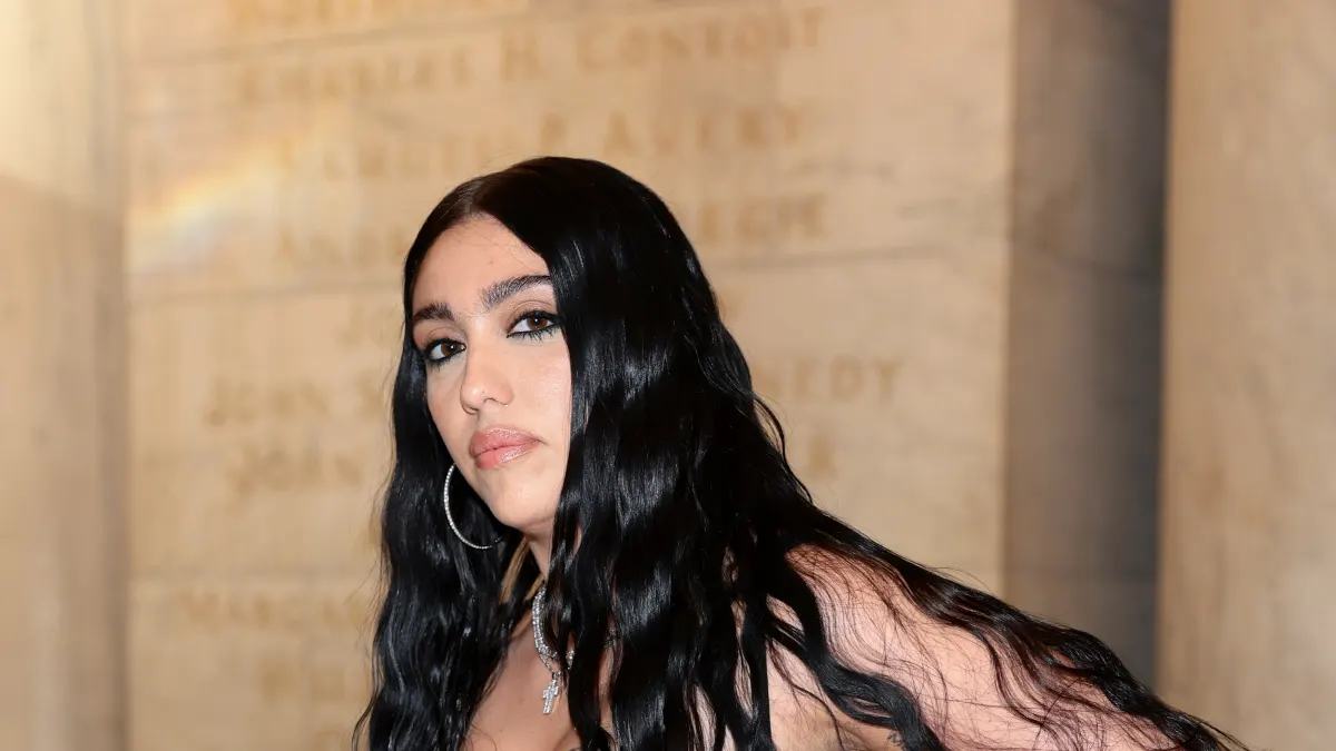 Lourdes Leon im heißen Transparent-Kleid