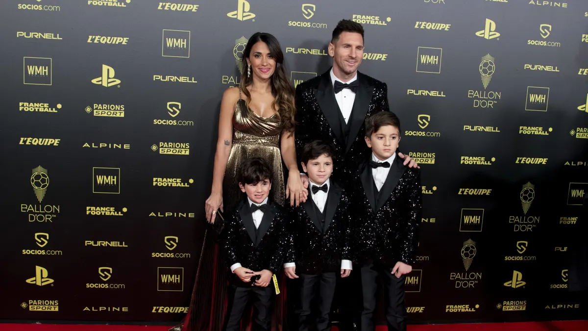 Antonella Roccuzzo, Lionel Messi und ihre Kinder bei der Ballon d Or 2021 Verleihung in Paris