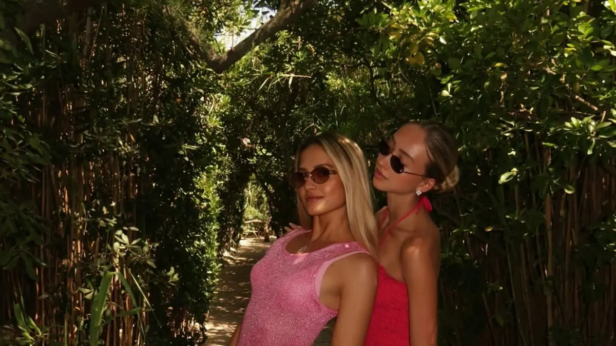 Davina und Shania Geiss als Ladys in Pink in knappen Kleidchen