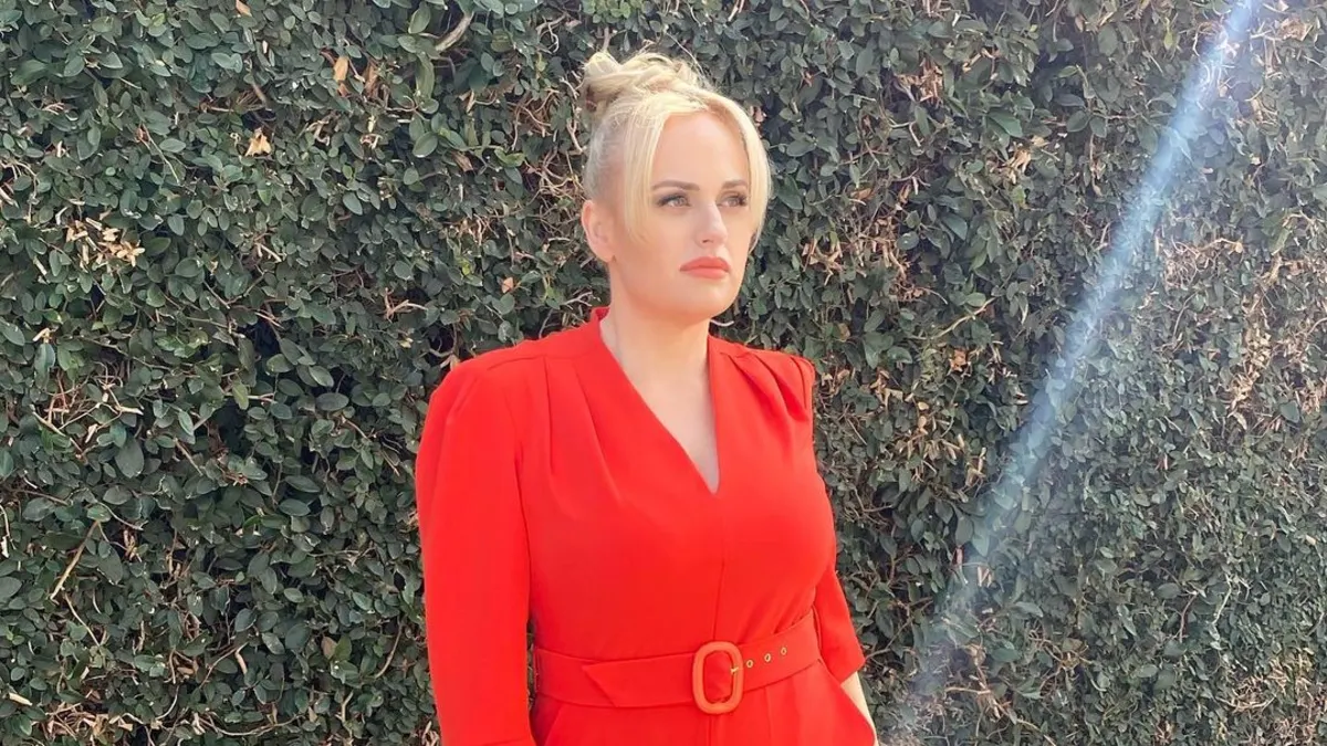 Rebel Wilson im roten Overall auf Instagram