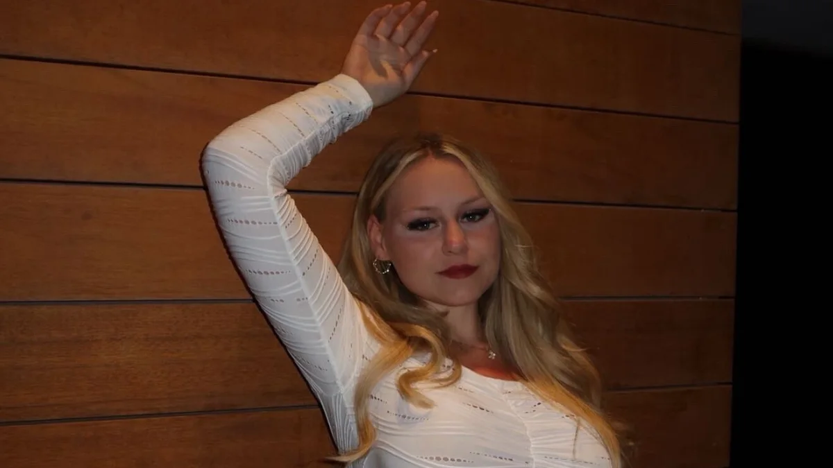 sarah jane wollny heiß freizügig haut