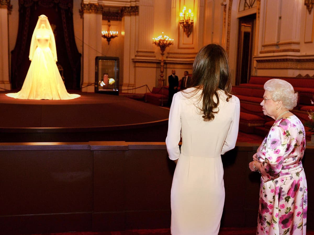 Royals So Reagierte Die Queen Als Sie Das Hochzeitskleid Von Herzogin Kate Sah