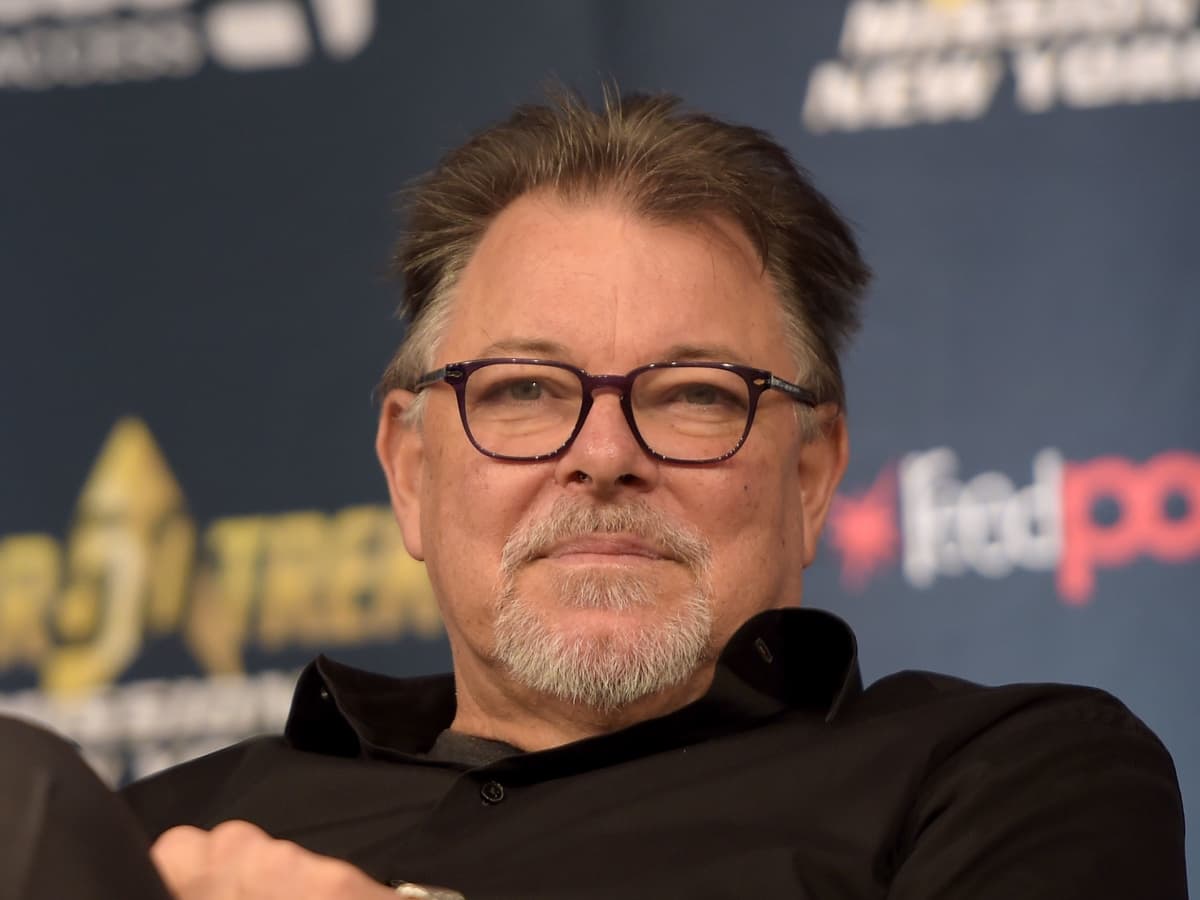 Das Macht X Factor Moderator Jonathan Frakes Heute