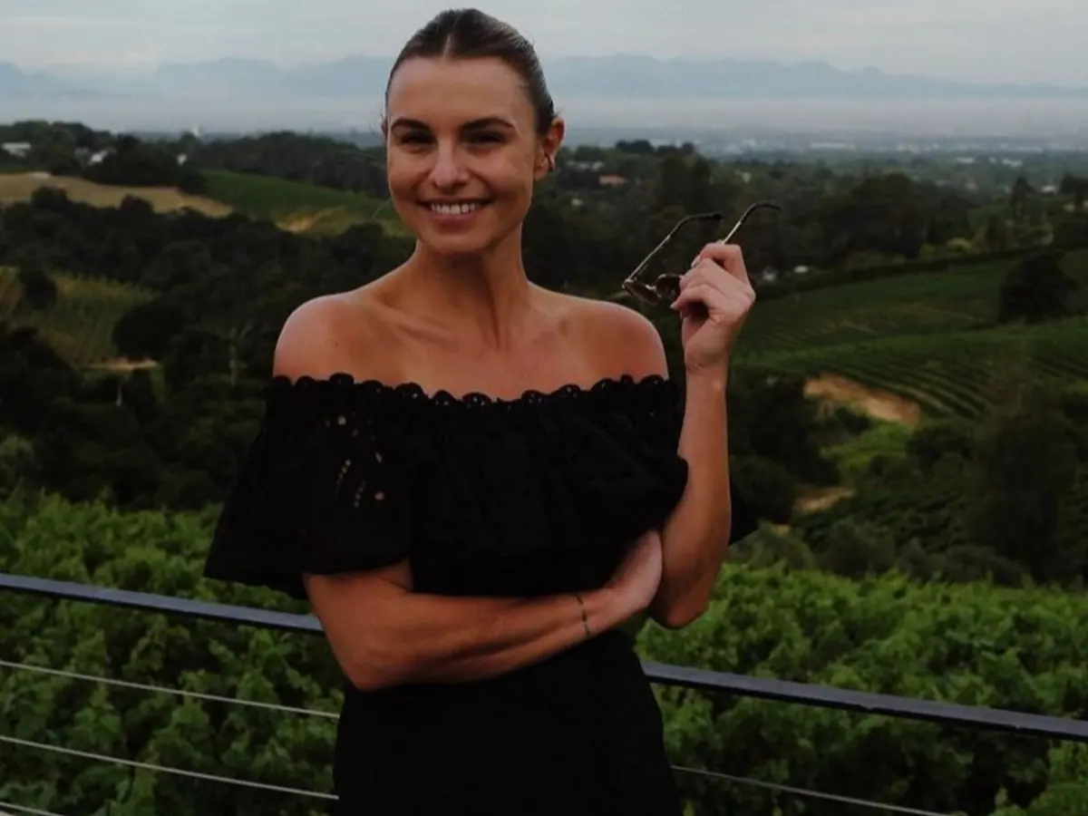 Laura Wontorra ungeschminkt im XS-Kleid: So zeigt sie sich selten