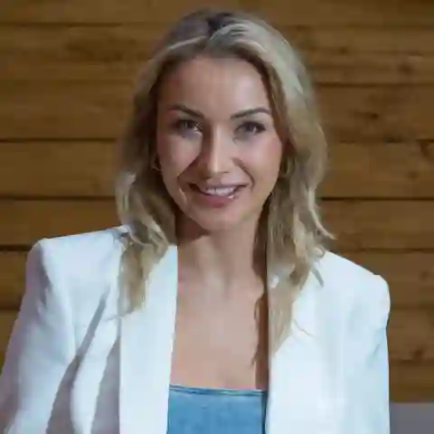 anna carina woitschack heiß freizügig beine cover musik single