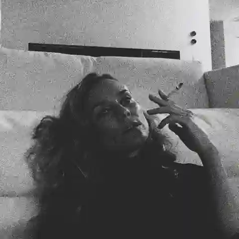 Das ist aber sehr ungesund Frau Kruger! Auf einem Instagram Post zeigt sich die Blondine im passenden schwarz weiß Foto beim Rauchen. Ob das als so gutes Vorbild für ihre vorallem jungen Fans ist?