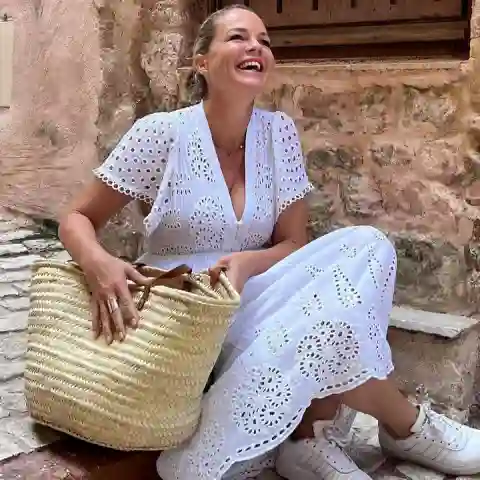 eva brenner heiß sexy freizügig haut cut out kleid look dekolleté