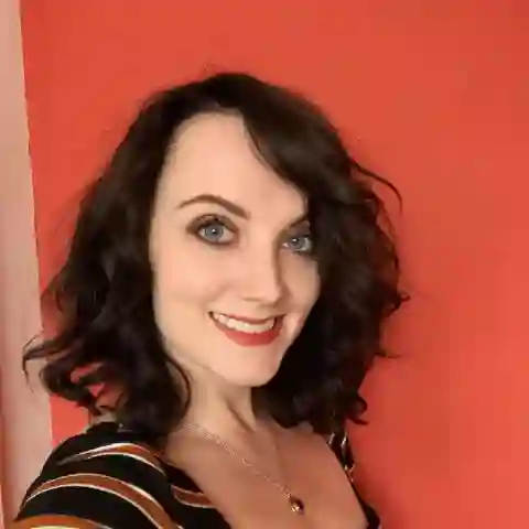 Evanna Lynch überrascht mit schwarzen Haaren