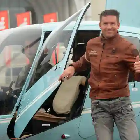 Felix Baumgartner beim Ausstieg aus einem Helikopter
