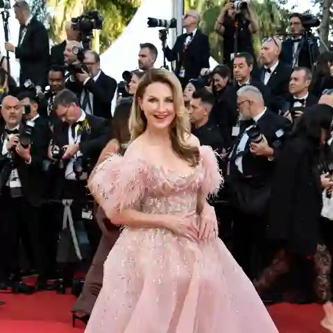 Frauke Ludowig auf dem roten Teppich der Filmfestspiele in Cannes 2025