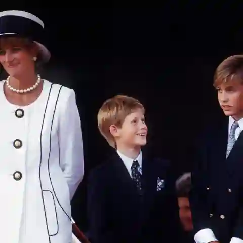 Prinz William, Lady Diana und Prinz Harry 1993 im Skiurlaub in Lech