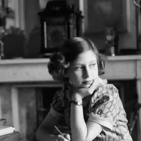 Prinzessin Margaret Rose studiert am 22. Juni 1940 im Schulzimmer auf Schloss Windsor.