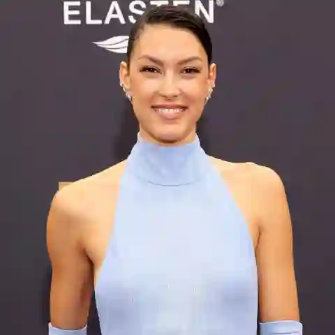 rebecca mir heiß sexy freizügig haut dusche hüllenlos
