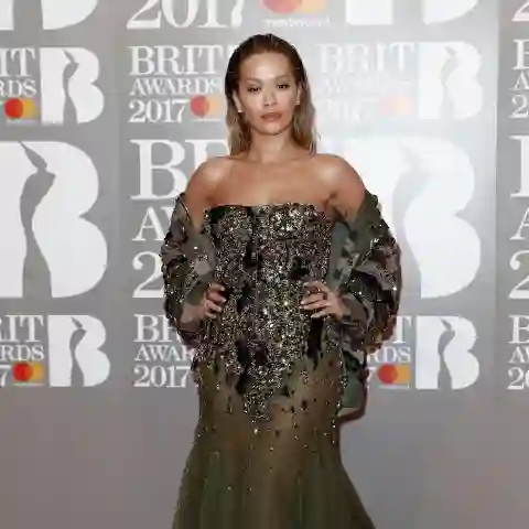 Sängerin Rita Ora bei den Brit Awards 2017