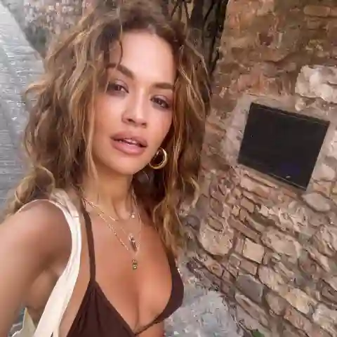 Rita Ora freizügig im Italien-Urlaub