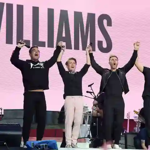 Robbie Williams an der Seite von Howard Donald, Gary Barlow und Mark Owen