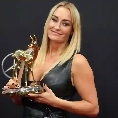 sarah connor heiß freizügig haut körper oberweite