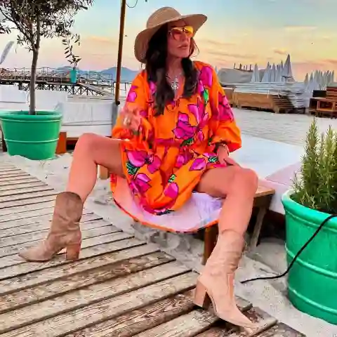 simone thomalla heiß sexy cowboy girl breitbeinig pose gewagt