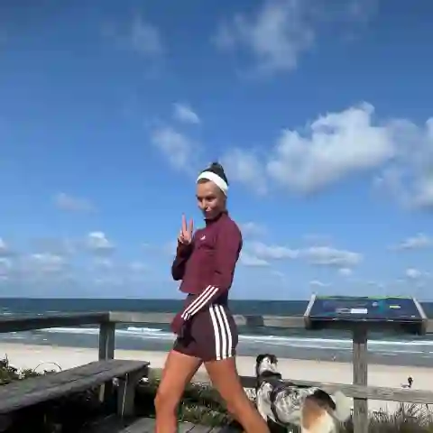 Laura Wontorra zeigt sich in knappen Sport-Shorts