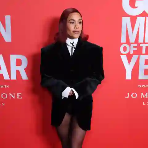 Alex Scott nur in einem Blazer und ohne Hose bei den GQ Men Of The Year Awards in London