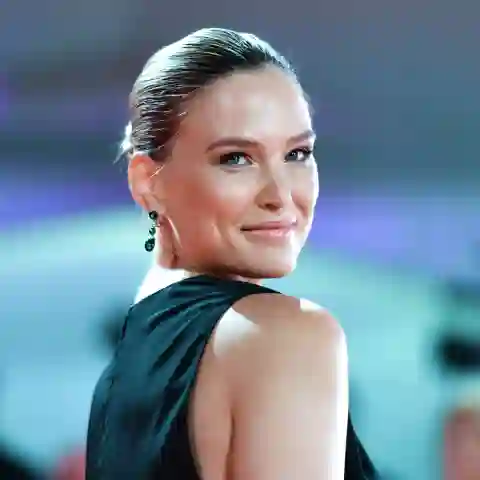 Bar Refaeli wirft ihren Blick über die Schulter bei den Filmfestspielen in Venedig 2019