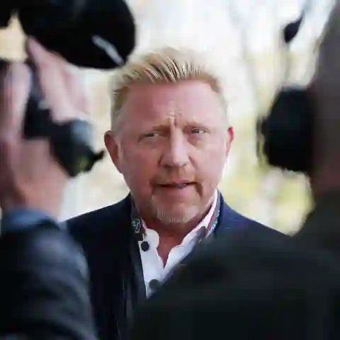 Boris Becker spricht vor Kameras im April 2016