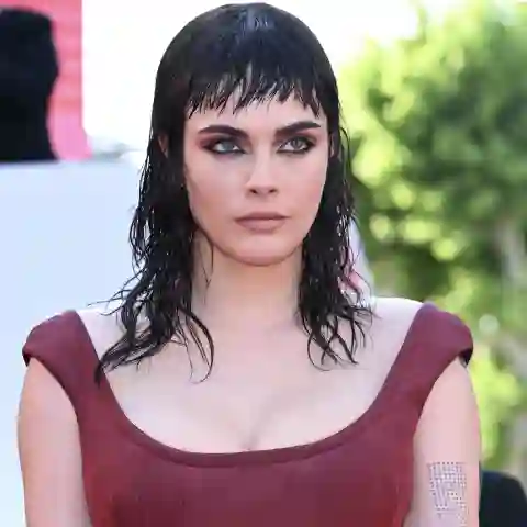 Cara Delevingne überrascht mit neuer Frisur