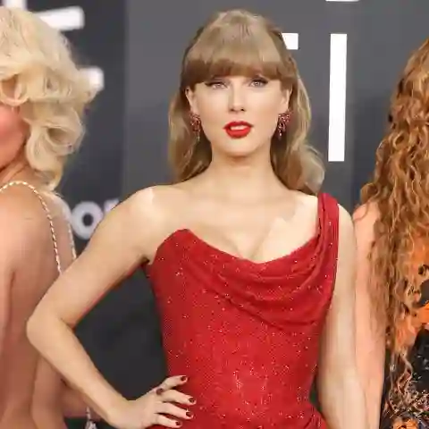 grammy looks sabrina carpenter taylor swift shakira