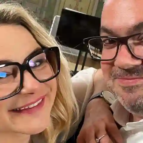 „Hochzeit auf den ersten Blick“-Expertin Dr. Sandra Köhldorfer und Ryan Bank machen ein Selfie nach ihrer Verlobung im TV
