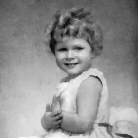 Königin Elisabeth II. als kleines Kleinkind