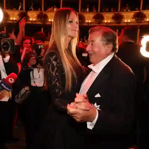 Elle MacPherson und Richard Lugner tanzen auf dem Wiener Opernball