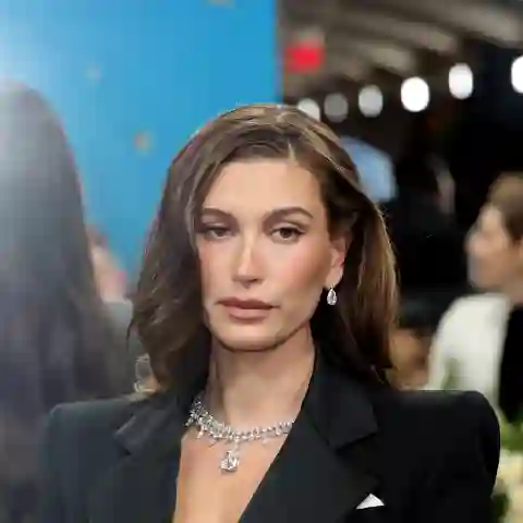 Hailey Bieber spricht offen über die Geburt ihres Sohnes