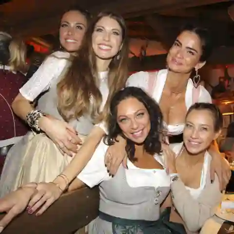 Franca Lehfeldt, Cathy Hummels, Lilly Becker, Shermine Shahrivar und Alessandra Meyer-Wölden beim Cathy Hummels Wiesn Bu