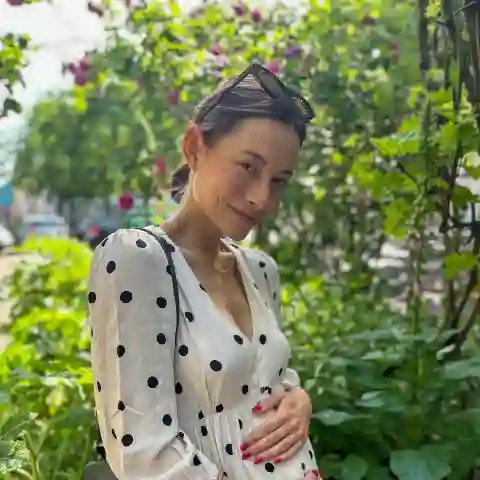 Jenny Lange zeigt ihren Mini-Babybauch