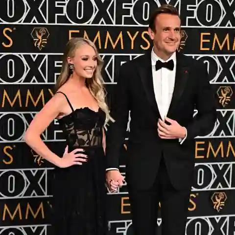 Kayla Radomski und Jason Segel bei den Emmys 2024