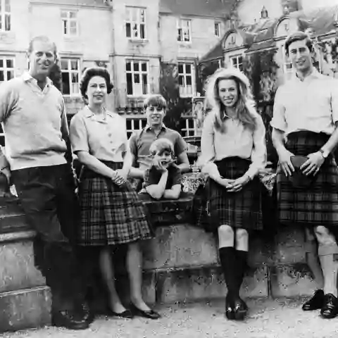 Königin Elisabeth II. mit Prinz Philip und ihren Kindern Prinz Charles Prinzessin Anne Prinz Edward Prinz Andrew
