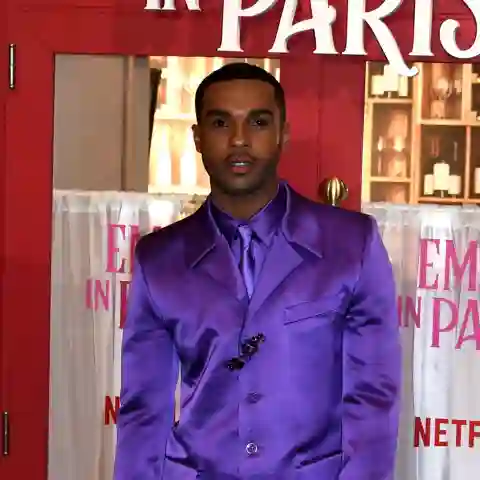Alfie“-Darsteller Lucien Laviscount aus „Emily in Paris“ bei einer Veranstaltung im Dezember 2022