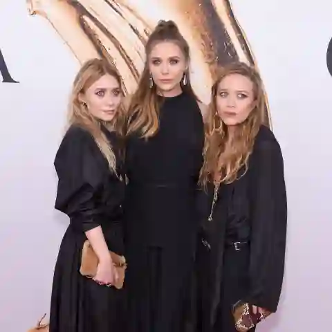 Elizabeth Olsen mit ihren Schwestern Mary-Kate und Ashley Olsen bei den 2016 CFDA Fashion Awards am 6. Juni 2016