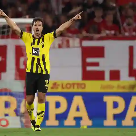 Mats Hummels streckt die Arme freudig in die Luft bei einem BVB-Fußballspiel