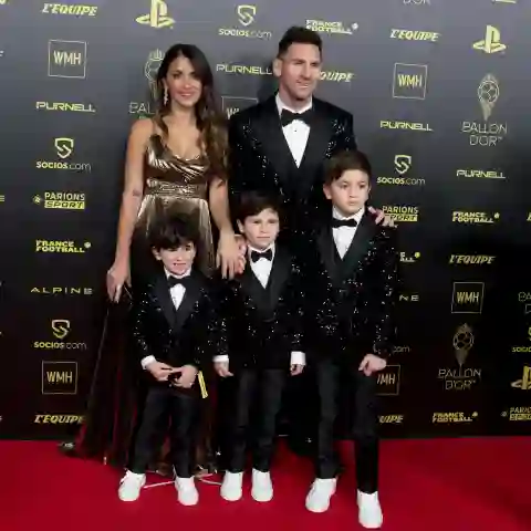 Antonella Roccuzzo, Lionel Messi und ihre Kinder bei der Ballon d Or 2021 Verleihung in Paris