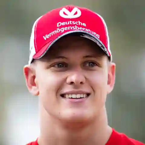 Mick Schumacher lacht mit einer roten Cap auf dem Kopf im März 2019