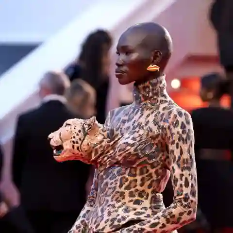 Mitchell Akat Maruko Raan zieht auf dem roten Teppich in Cannes mit einem krassen Look alle Blicke auf sich
