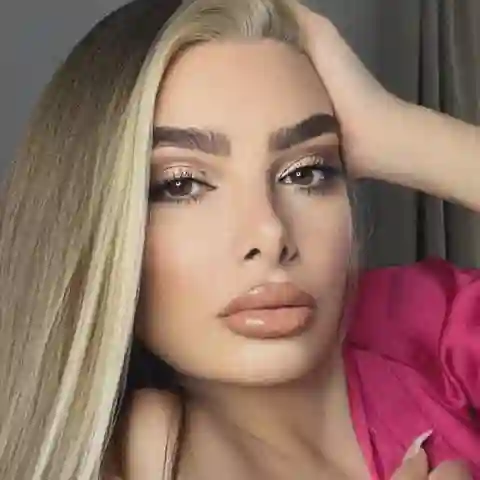 Nathalie Gaus posiert für ein Instagram-Selfie in einer pinken Bluse