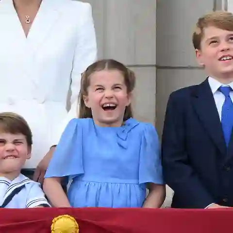 Prinz Louis, Prinzessin Charlotte und Prinz George stehen nebeneinander auf dem Balkon des Kensington Palace während des Thronjubiläums von Queen Elizabeth II.