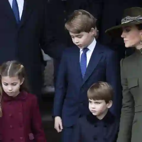Prinzessin Charotte, Prinz George, Prinz Louis und Herzogin Kate laufen nebeneinander Ende Dezember 2022