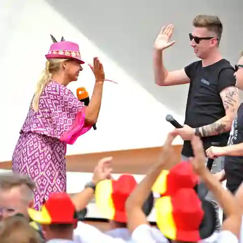 „ZDF-Fernsehgarten“: Andrea Kiewel mit DJ Robin und Schürze layla