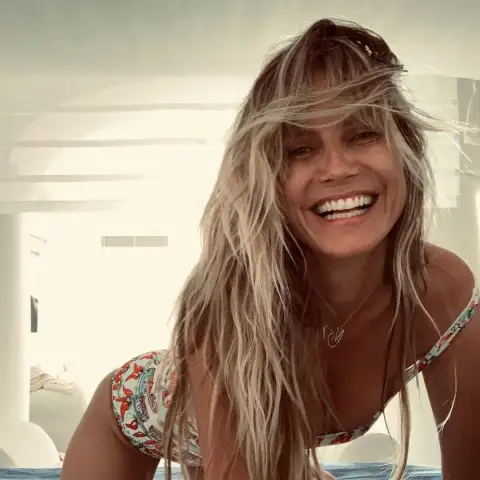 Heidi Klum posiert vor Tom Kaulitz in einem Bikini