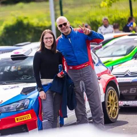 Albert von Thurn und Taxis und seine Copilotin Jara Hain vor dem Rennwagen