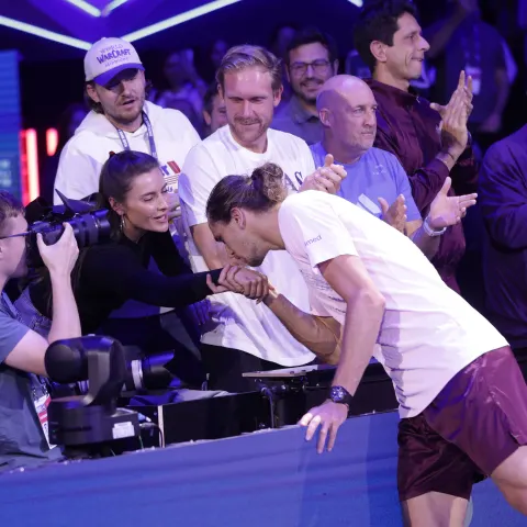 Alexander Zverev gibt seiner Sophia Thomalla einen Handkuss.