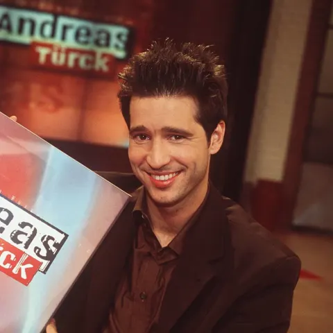 Andreas Türck in Andreas Türck (PRO SIEBEN) 01/98 her Mann TV Fernsehen Moderation dunkelhaarig leger Jackett Hemd braun